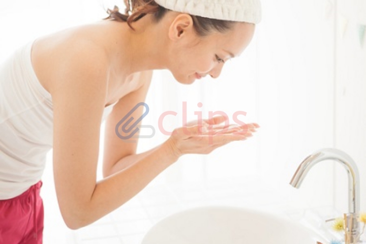 clips　洗顔をする女性